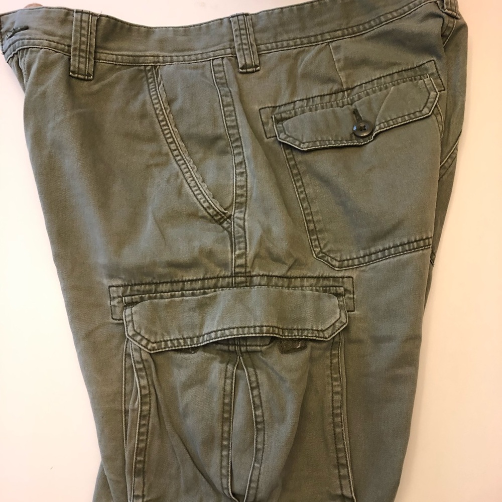 Men’s green cargo shorts